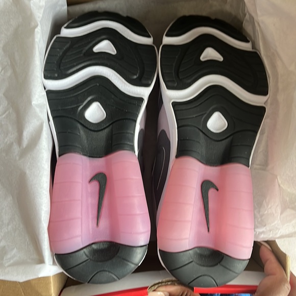 Nike - Picture 2 of 3